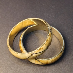 กำไลข้อมือทำมือจากกระดูกและลวด ชุด 2 ชิ้น - ลายฝังสีครีมธรรมชาติ พร้อมรายละเอียดลวดถักสีเงิน - สไตล์วินเทจแบบชาติพันธุ์ - Product Image 4