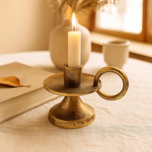 Candelabro moderno de metal con textura dorada, con asa en forma de anillo y forma redonda, perfecto para una decoración elegante de mesa. - Product Image 1