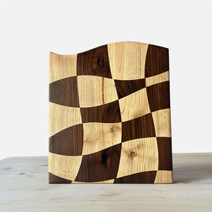 Planche à découper en bois à motifs torsadés, avec effets d'illusion de courbure et de distorsion, finition à grain bicolore, artisanale, pour couper les légumes - Product Image 1