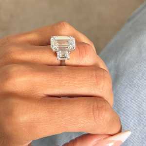 Bague de fiançailles et de mariage en or avec diamant de laboratoire taille émeraude de 12 carats pour femme |   Bijoux de Mariage de Luxe en Cadeau - Product Image 4