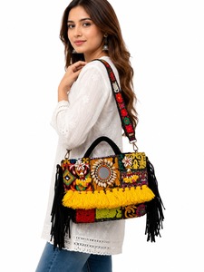 Bolso de Mano Artesanal Premium de Macramé para Mujer con Diseño de Dos Borlas Abiertas, Cuerda de Algodón Resistente para Colecciones de Moda Duraderas - Product Image 1