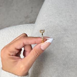 Anillo de Tres Piedras con Diamante Cultivado en Laboratorio de Corte Esmeralda de 3.50 Quilates, Piedras Laterales en Forma de Baguette, Oro Amarillo de 14K, Certificado IGI - Product Image 1