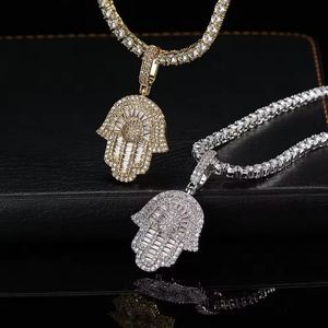 Collar con Colgante de Mano de Hamsa de Lujo con Incrustaciones de Cristales, Chapado en Oro de 22K, Corte Baguette, Unisex - Product Image 4