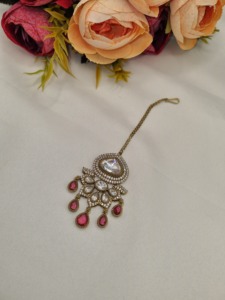 Mangtika Artesanal con Piedras Kundan y Perlas, Acabado en Oro Antiguo, Joyería para la Frente de Novia, Accesorio para el Cabello de Mujer, Venta al Por Mayor - Product Image 3