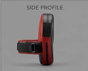 Cible de frappe en cuir de vachette rouge et noir avec sangle de maintien et coutures renforcées pour l'entraînement - Product Image 1