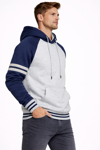 Sudadera con capucha en contraste gris y azul marino para hombre – Sudadera de mezcla de algodón premium con mangas raglán, bolsillo canguro y puños a rayas - Product Image 2