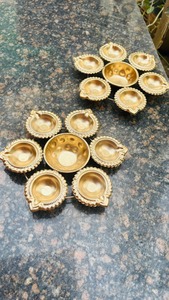 Clásico Tazón Urli de Metal Chapado en Oro con Forma de Loto para Decoración India, 7 Pulgadas, Entrega Rápida, Navratri, Diwali, Boda - Product Image 3