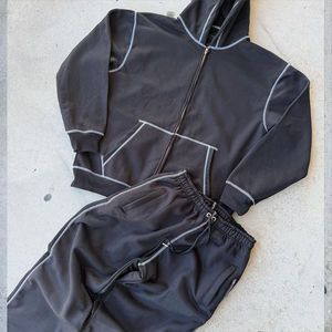 Ensemble de survêtement personnalisé 2 pièces pour homme : sweat à capuche et pantalon de jogging, design noir avec coutures - Product Image 1