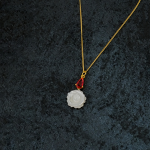 Pendentif sculpté à la main en nacre, collier bohème fleuri rose fuchsia, bijou plaqué or avec pierres précieuses délicates, cadeau pour elle - Product Image 3