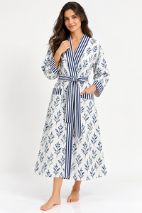 Robe kimono florale pour femme, col en V, manches trois quarts, peignoir avec bordure rayée et ceinture à nouer - Product Image 3
