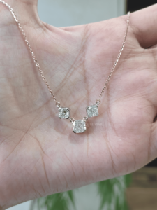Collar de Lujo de Oro de 14K con Diamante Cultivado en Laboratorio con Corte Cojín, Certificado IGI, 3.168g 2.85ct, con Tres Colgantes Enlazados, Joyería Nupcial - Product Image 2