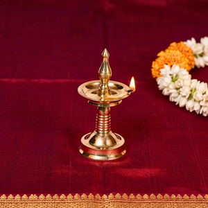 Mini lampe à huile traditionnelle du Kerala en laiton pur, style Kuthu Vilakku, pour la décoration de la maison et des temples (Pooja Mandir) - Product Image 2