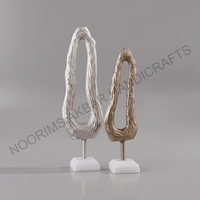 Sculptures en métal en forme de plumes, lot de 2, argent et or rose, statues de plumes texturées avec accents de feuilles sur socle carré, décoration de table