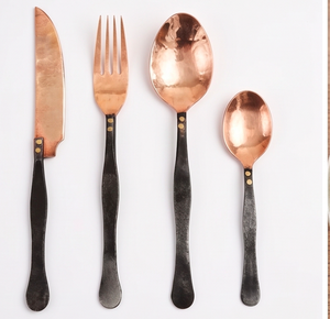 Ensemble de 4 couverts en acier inoxydable avec manches noires, utilisés dans la cuisine, sur la table et dans les hôtels, finition cuivre. - Product Image 1
