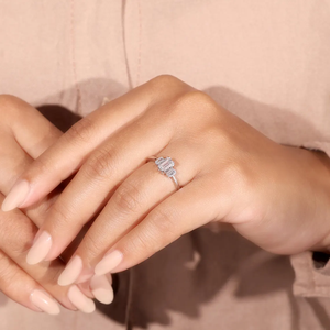 Bague de fiançailles de luxe en or 14K 18K avec trois pierres de diamant de laboratoire taille émeraude certifiées VVS2, bague solitaire de mariée pour elle - Product Image 2