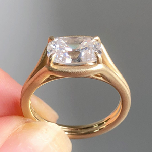 Anillo Iced Jewelz de 2.55 Quilates con Corte Cojín, Chapado en Oro Amarillo de 14K, para Ella, con Certificado IGI, ¡Gran Venta! - Product Image 2