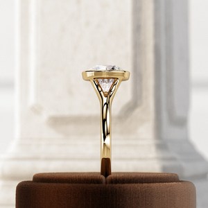 Anillo de Compromiso Solitario de Lujo con Diamante Cultivado en Laboratorio de 2 Quilates, Corte Brillante, Oro Amarillo, Engaste en Bisel, Diseño de Catedral con Tallo Dividido, 14k/18k, IGI - Product Image 5