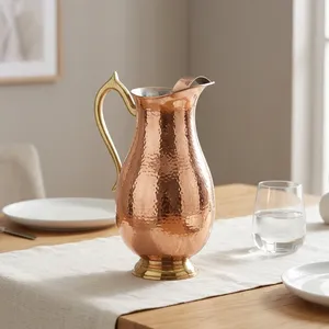 Carafe à eau classique en cuivre martelé avec poignée en laiton ornée et base sur pied, carafe de table ayurvédique, article de service, cadeau - Product Image 4