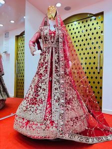 Ensemble Lehenga de mariée en velours avec haussement d'épaules Jarkan, ceinture assortie et vêtements Mastani d'hiver tendance Dupatta - Product Image 4