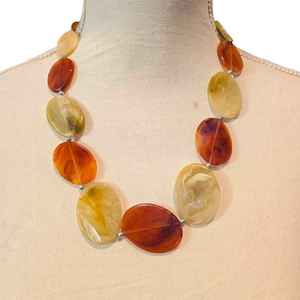Collar Moderno y Sostenible para Mujer, con Materiales de Resina Únicos que Reflejan la Belleza de la Naturaleza, Estilo Religioso - Product Image 1