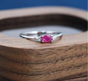 แหวนทับทิมธรรมชาติในตัวเรือนเงินแท้ แหวนทับทิมแท้ แหวนพลอยขนาดเล็ก แหวนประจำเดือนเกิดเดือนกรกฎาคม - Product Image 3