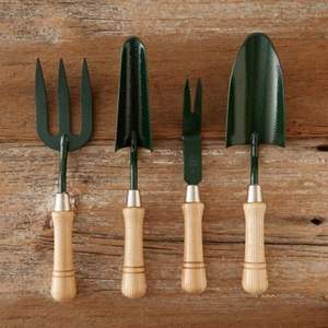 Ensemble d'outils de jardin en métal vert avec manche en bois, comprenant une pelle à main, une fourche et une spatule de transplantation - Product Image 1