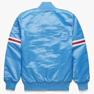 เสื้อแจ็คเก็ตวาร์ซิตี้สีฟ้าสำหรับผู้ชาย แจ็คเก็ตบอมเบอร์ลำลอง แต่งแถบสีแดงขาวที่แขนเสื้อ คอตั้ง ผลิตจากโพลีเอสเตอร์ เหมาะสำหรับใส่ในฤดูใบไม้ร่วง - Product Image 2