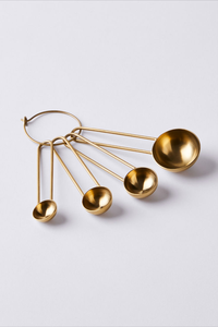 Juego de 4 tazas medidoras de cobre martillado con acabado en latón dorado, con asas de latón y juego de cucharas con anillo. - Product Image 5