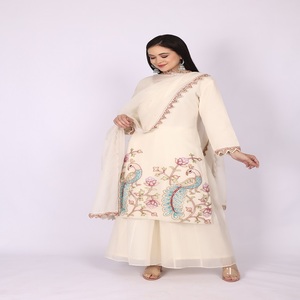 Ensemble Sharara 3 pièces de style ethnique moderne pour femmes, avec broderies et sequins faits main, tenue tendance - Product Image 3