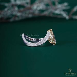 Bague de fiançailles en or blanc 18 carats avec diamant jaune taille poire de 2,9 carats, en forme de V, diamant fantaisie jaune en forme de larme cultivé en laboratoire - Product Image 5