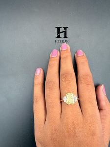 Bague de fiançailles de luxe en or jaune 14 carats avec diamant de laboratoire jaune vif taille radiant et trois pierres, ornée d'un diamant demi-lune - Product Image 6