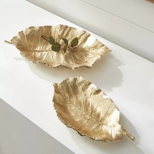 Plateau de service en aluminium gravé à motif de feuilles irrégulières, plat décoratif, compatible micro-ondes, design moderne pour mariage - Product Image 1