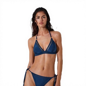 Tenue de plage pour femme, style décontracté chic, motif rayé, matière respirante, idéale pour la marche sur la plage et les vacances. - Product Image 1