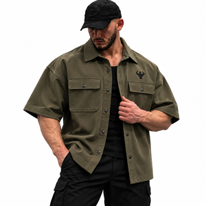 Chemise de travail pour homme en twill vert olive à manches courtes, style shacket, avec logo brodé, col rabattu, décontractée, pour l'été - Product Image 1