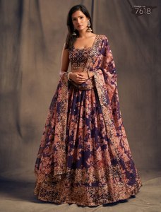 Conjunto de Lehenga estilo Banarasi con estampado floral Rivaayat House, bordado, con dupatta y blusa, vestido de novia, en stock. - Product Image 1