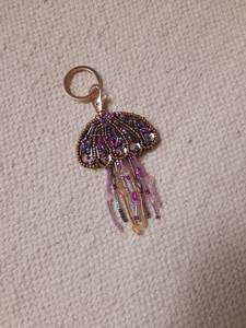 Llavero de tela hecho a mano, ecológico y personalizado con flor de margarita de cuentas, colgante ajustable y ligero para bolso o cartera - Product Image 4