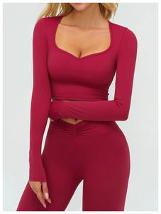 T-shirt de sport personnalisé pour femme, à manches longues, coupe ajustée, respirant et doux, idéal pour le yoga et l'entraînement - Product Image 2