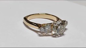 Élégante bague en or 14 carats avec diamant central rond de 2,50 carats E VS1 et pierres latérales de 0,75 carat pour bijoux - Product Image 3