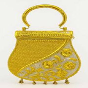 Exclusivo bolso de mano de latón bicolor con un patrón floral diagonal y dijes de campana en la parte inferior, disponible a precios de mayorista. - Product Image 1