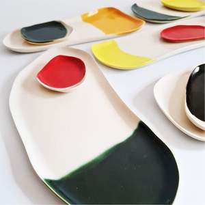 Ensemble de plateaux de service en métal irréguliers faits à la main, assiettes décoratives abstraites et colorées émaillées, vaisselle moderne pour la décoration intérieure, vente en gros - Product Image 5