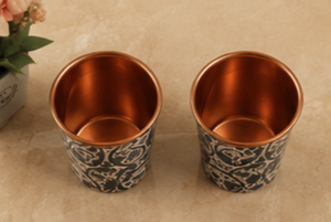 Ensemble de bouteille et de gobelets en cuivre à motif de tulipes bleues, bouteille en cuivre imprimée de motifs floraux de luxe avec gobelets assortis, design artisanal - Product Image 2