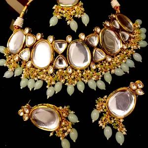 Vibrante conjunto de collar con diseño floral de piedras multicolor afganas, con cristal rectangular de esmeralda, rubí y amatista. - Product Image 4