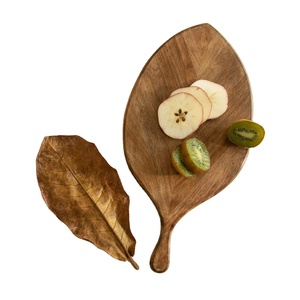 Planche à découper rectangulaire en bois antique tendance 45x22x1.5cm, épaisse, avec poignée antidérapante, compatible lave-vaisselle, écologique et durable - Product Image 3