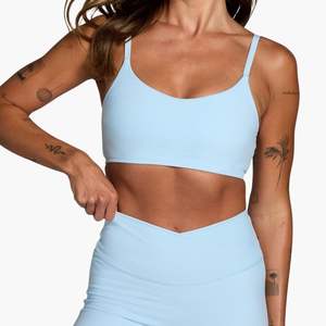 Conjunto de Yoga Antibacteriano Sin Costuras para Mujer, Venta al Por Mayor, Personalizado, de Secado Rápido, con Sujetador Deportivo, Pantalones Cortos de Cintura Alta y Almohadillas para el Pecho, para Entrenamiento y Fitness - Product Image 3