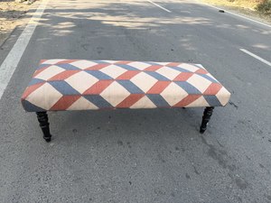Banc rembourré en coton écologique fait main par Kuldeep Handicrafts |   Banc décoratif à motifs géométriques |   Pouf en bois rustique avec pieds en bois - Product Image 3