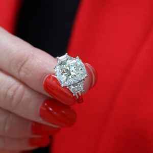 Anillo Moderno de Tres Piedras con Corte Cojín de Diamante Moissanita, Plata 925 Original, Joyería Fina para Aniversario, Regalo Encantador para Pareja - Product Image 2