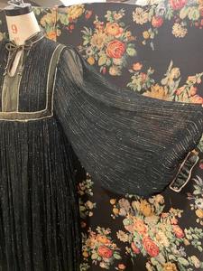 Vestido largo afgano con bordados elaborados, detalle floral intrincado en el cuerpo, falda acampanada de longitud completa y estilo tribal tradicional. - Product Image 5