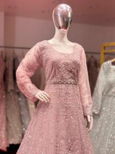 COLOUR lehenga ผ้าตาข่ายน้ำหนักเบามาใหม่พร้อมบิตแฟนซีไหวพริบขนาดใหญ่และเย็บปักถักร้อยด้วยมือหนักสำหรับงานปาร์ตี้ - Product Image 3