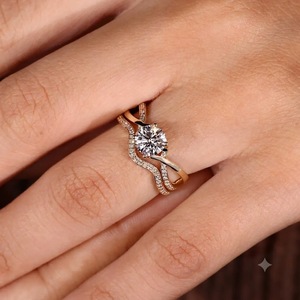 Ensemble de bagues de fiançailles en or 14 carats avec diamant rond de 2,10 carats, couleur E, VS, diamant cultivé en laboratoire, et alliance assortie incurvée de 0,12 carat - Product Image 5