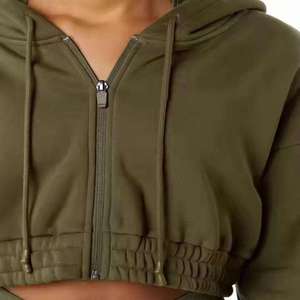 Sudadera con capucha corta de algodón OEM 2026 para mujer, con logo personalizado, estilo urbano, con cremallera, fabricada por TRIOTAKE Industry - Product Image 4